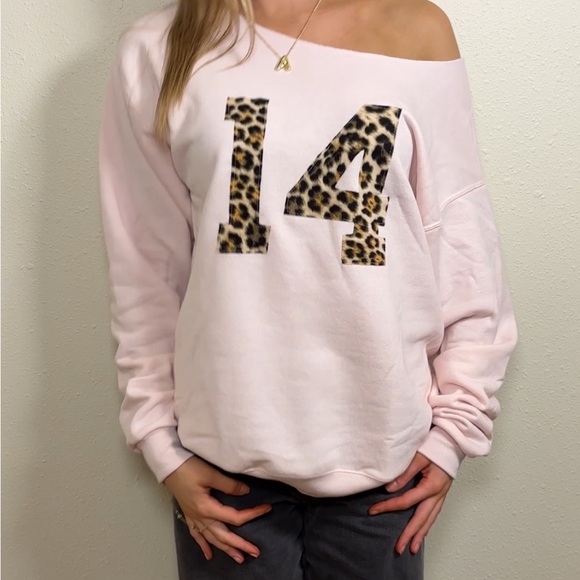 Pink off the shoulder crewneck with leopard print - Picture 3 of 4